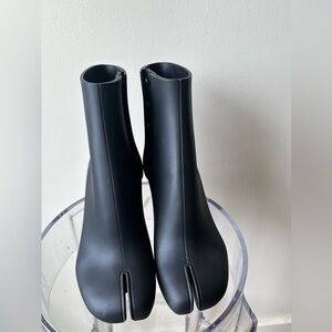 MAISON MARGIELA Tabi
Rubber Rain Boots